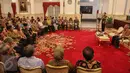 Presiden Jokowi didampingi Menteri PU-Pera Basuki Hadimuljono memberi sambutan saat peringatan Hari Habitat Dunia 2015 di Istana Negara, Jakarta, Selasa (6/10). Hari Habitat Dunia diperingati setiap Senin pertama Oktober. (Liputan6.com/Faizal Fanani)