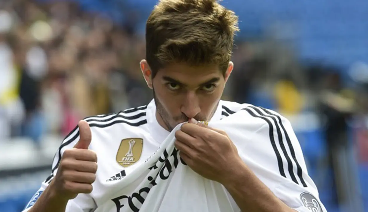 Lucas Silva mengaku bangga bisa berada di klub hebat seperti Madrid. Tampak mencium logo Madrid saat diperkenalkan di Santiago Bernabeu, Madrid, Senin (26/1/2015). (AFP Photo/Pierre P Marcao)
