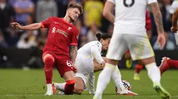 Striker Liverpool Harvey Elliott ditekel bek Leeds United Pascal Struijk dan mengalami cedera kaki serius pada pekan keempat Liga Inggris di Elland Road, Minggu (12/9/2021). Elliott mengalami cedera parah ketika Liverpool menang 3-0 atas Leeds United. (Oli SCARFF/AFP)