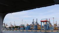 Aktivitas bongkar muat peti kemas di Pelabuhan Tanjung Priok, Jakarta, Selasa (25/10). Kebijakan ISRM diharapkan dapat meningkatkan efisiensi pelayanan dan efektifitas pengawasan dalam proses ekspor-impor. (Liputan6.com/Immaniel Antonius)