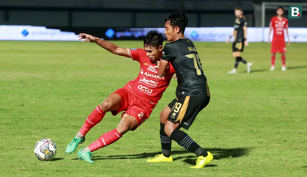 Pemain Persija Jakarta, Alfriyanto Nico, berebut bola dengan pemain Dewa United, Nasir, pada laga BRI Liga 1 di Stadion Indomilk Arena, Tangerang, Senin (10/4/2023). Persija menang dengan skor 1-0. (Bola.com/M Iqbal Ichsan)