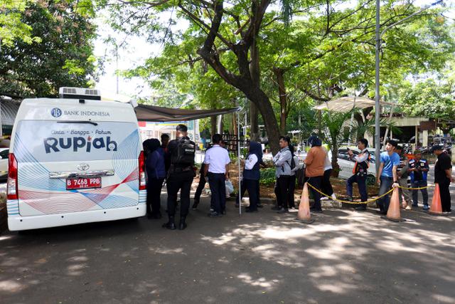 Jelang Lebaran 2026, Warga Antre Tukar Uang Baru di Kas Keliling Bank Indonesia