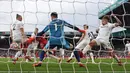 Pemain Liverpool Fabinho (ketiga kiri belakang) menendang bola untuk mencetak gol ke gawang Leeds United pada pertandingan Liga Inggris di Elland Road, Leeds, Inggris, 12 September 2021. Liverpool menang 3-0. (Oli SCARFF/AFP)