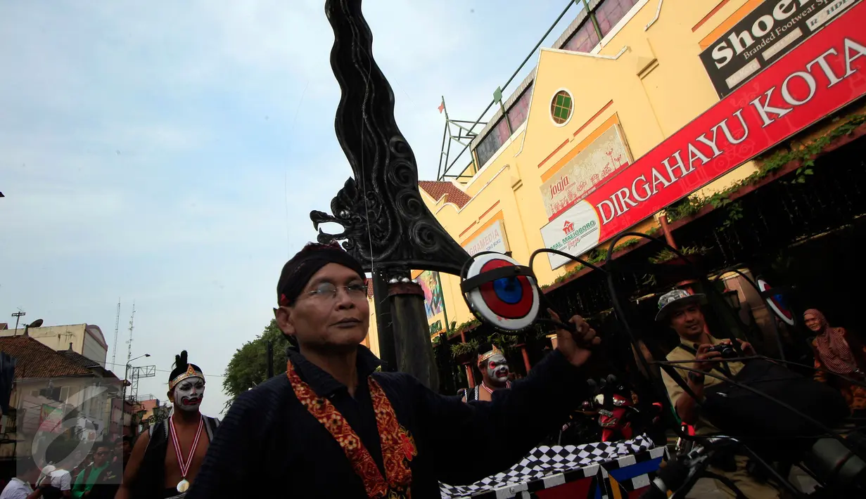 Peserta membawa replika keris raksasa saat karnaval budaya Keris Summit 2015 di Jl Malioboro, Yogyakarta,  Rabu (28/10/2015). Keris summit 2015 akan berlangsung hingga 1 november 2015. (Boy T Harjanto)
