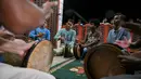 Pemuda mengikuti gladi bersih tari Rapa'i Geleng, menggunakan rebana tradisional, di desa ekowisata Nusa di Lhoknga, provinsi Aceh (31/8/2021). (AFP/Chaideer Mahyuddin)