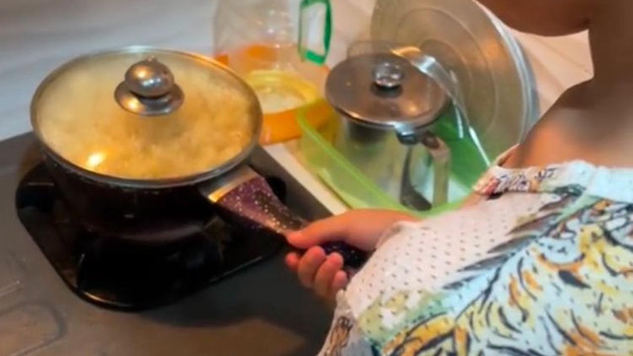 Inilah momen saat anak laki-laki yang masih duduk di bangku SD ini sedang memasak jagung agar menjadi popcorn.
