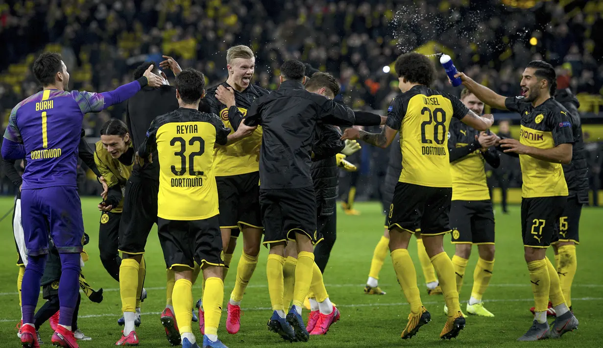 Striker Borussia Dortmund, Erling Braut Haaland, merayakan gol yang dicetaknya ke gawang Paris Saint-Germain pada leg pertama 16 besar Liga Champions di Signal Iduna Park, Dortmund, Rabu (19/2) dini hari WIB. Dortmund menang 2-1 atas PSG. (AFP/Sascha Schuermann)