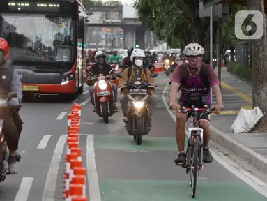 Pengendara  sepeda melewati  jalur khusus  sepeda di Jalan Pejompongan Raya, Jakarta Pusat, Selasa (15/11/2022). Kepala Dinas Perhubungan Jakarta Syafrin Liputo memastikan tidak ada pembangunan jalur sepeda di 2023 dan akan mengevaluasi efektivitas pemanfaatan jalur sepeda eksisting di ibukota Jakarta. (merdeka.com/Arie Basuki)
