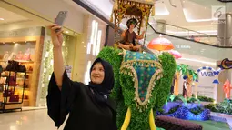 Pengunjung berswa foto di pusat perbelanjaan di Jakarta, Selasa (30/5). Turut merayakan bulan suci Ramadan, Lippo Mall Puri menyuguhkan acara dengan tema Midsummer Moonlight dengan mengambil dekorasi kerajaan Persia. (Liputan6.com/Gempur M Surya)