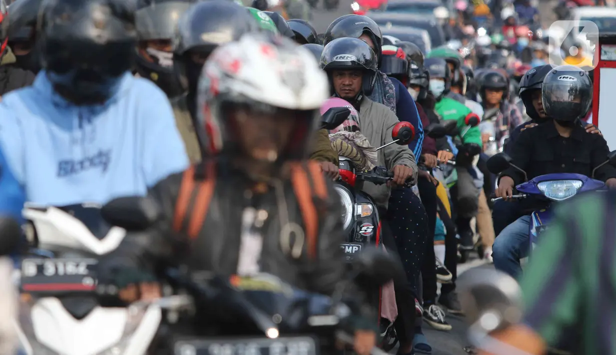 <p>Kepadatan kendaraan wisatawan di Jalan Raya Puncak, Cisarua, Kabupaten Bogor, Jawa Barat, Kamis (5/5/2022). Kapolres Bogor AKBP Iman Imanuddin mengatakan kepadatan arus kendaraan dari arah Jakarta atau Bogor dan juga dari arah Cianjur ke kawasan Puncak masih akan terjadi hingga akhir pekan nanti. (Liputan6.com/Herman Zakharia)</p>