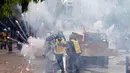 Sebuah tembakan gas air mata meledak dekat pengunjuk rasa yang merayakan Hari Buruh Sedunia di Istanbul, Turki (1/5/2014). (REUTERS/Umit Bektas)