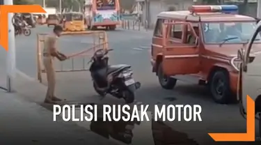 Seorang warga merekam aksi brutal seorang polisi di India. Ia merusak sebuah motor yang terparkir sembarangan di jalan. Polisi merusak motor menggunakan tongkat kayu.