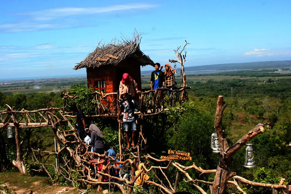 Selain Pulau Giliyang yang berjuluk Pulau Oksigen, objek wisata alam Boekit Tinggi bisa menjadi pilihan saat mengunjungi Sumenep, Madura. (Liputan6.com/Mohamad Fahrul)