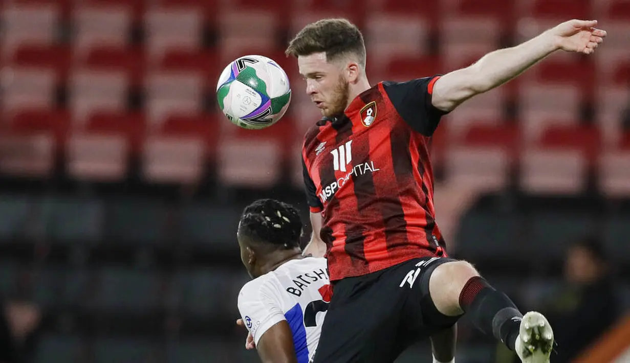Pemain Bournemouth, Jack Simpson, duel udara dengan pemain Crystal Palace pada laga Piala Liga Inggris di Stadion Dean Court, Rabu (16/9/2020). Bournemouth menang lewat adu penalti dengan skor 11-10. (AP Photo/Kirsty Wigglesworth, Pool)