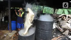 Pekerja merebus bahan baku kerupuk kulit di Pabrik Krupuk Kulit Bambang, Depok, Rabu (17/2/2021). Pemilik usaha menurunkan jumlah produksi kerupuk kulit mentah siap goreng dari 1 ton menjadi 500 kg per hari akibat pandemi COVID-19 dengan harga jual Rp90 ribu per kilogram. (merdeka.com/Arie Basuki)