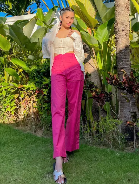 Gaya fashion-nya yang modis dan kekinian bisa jadi inspirasi anak muda khususnya gen Z. [Instagram/azizahsalsha_]