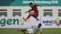 Gelandang Timnas Indonesia, Saddil Ramdani, menghindari tekel pemain Arab Saudi pada laga persahabatan di Stadion Wibawa Mukti, Jawa Barat, Rabu (10/10/2018). Indonesia kalah 1-2 dari Arab Saudi. (Bola.com/Vitalis Yogi Trisna)