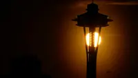 Nekat Lompat dari Menara Ikonik Seattle, Dua Pria Jadi Buronan