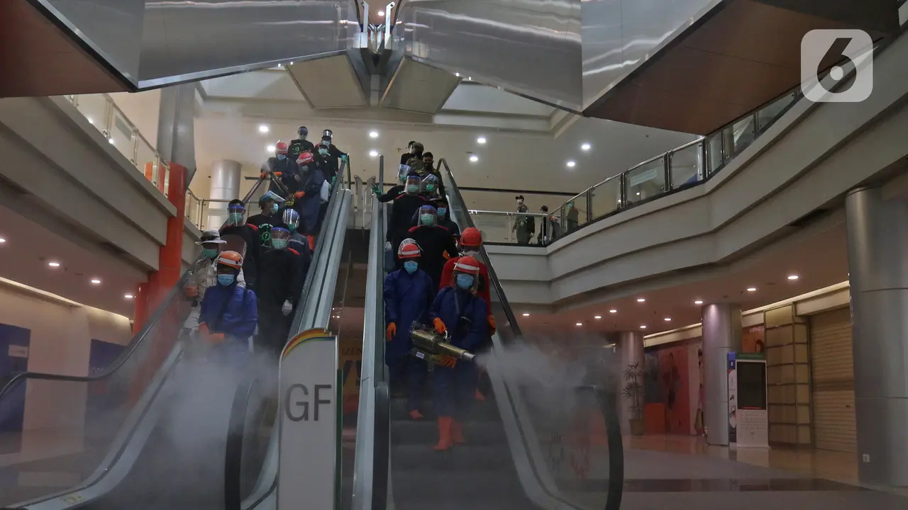 Penyemprotan Disinfektan di Margo City Depok