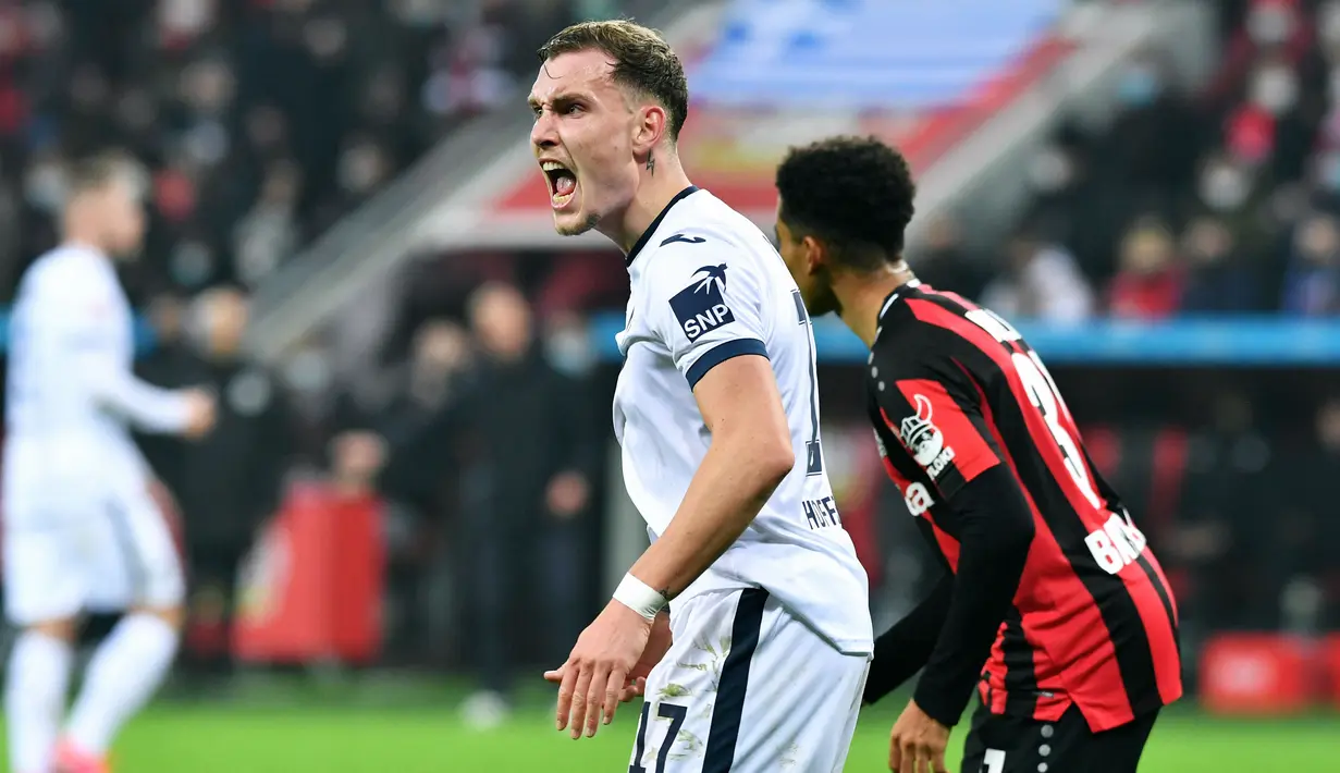 David Raum merupakan bek tangguh yang tampil reguler di lini belakang Hoffenheim. Pemain berusia 24 tahun itu sejauh ini telah memainkan 34 pertandingan dengan mencetak tiga gol dan 13 assist. (AFP/Uwe Kraft)