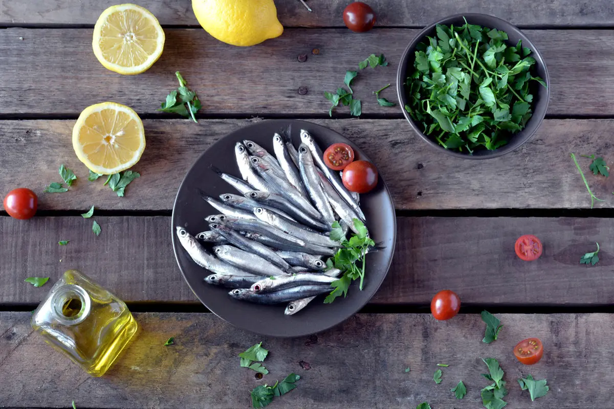 ilustrasi manfaat mengonsumsi ikan teri untuk kesehatan/Enfoca y dispara/shutterstock