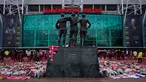 Patung trio Manchester United George Best (kanan), Denis Law (tengah), dan Bobby Charlton terlihat sebelum pertandingan sepak bola Grup A Liga Champions antara Manchester United dan Copenhagen di Stadion Old Trafford, Manchester, Inggris, Selasa (24/10/2024). (AP Photo/Dave Thompson)