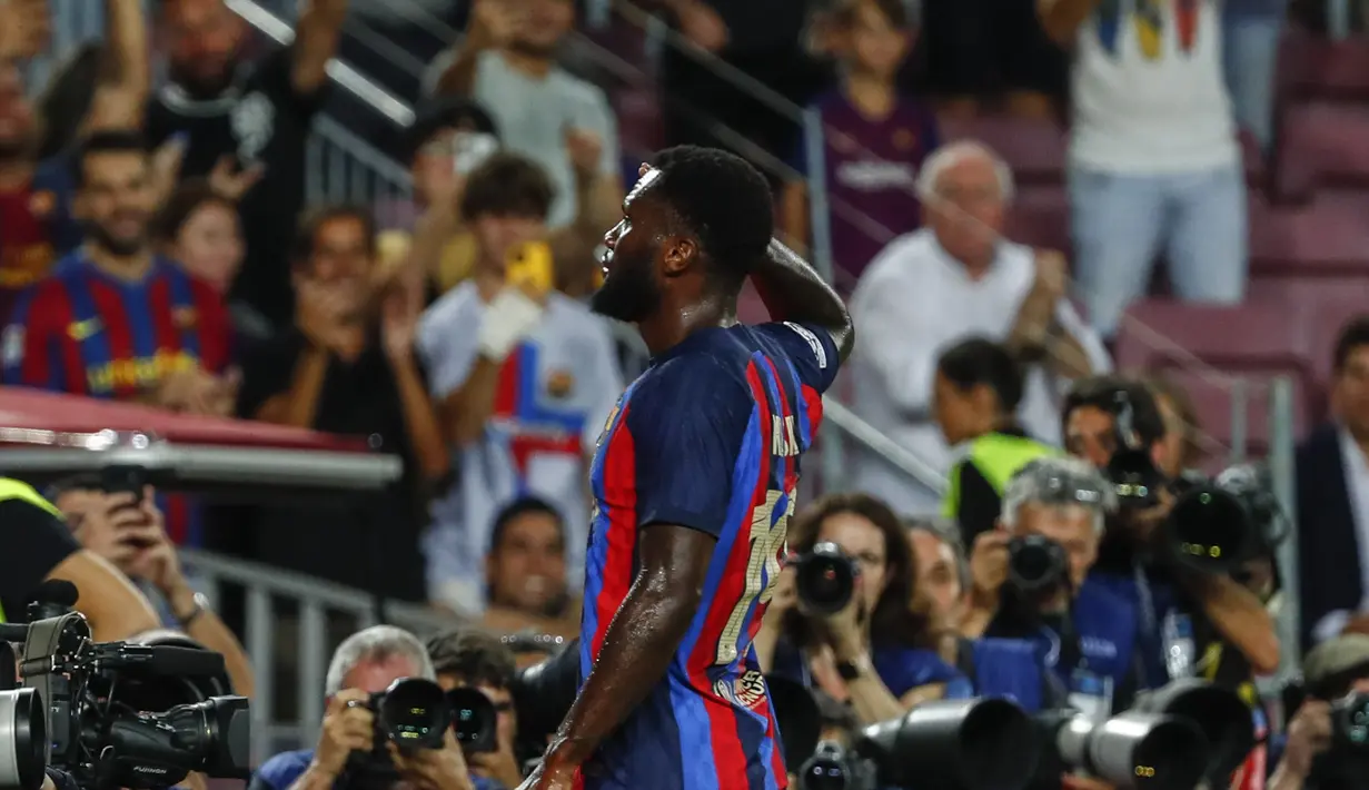 Gelandang Barcelona, Franck Kessie berselebrasi setelah mencetak gol ke gawang Viktoria Plzen pada pertandingan Grup C Liga Champions di stadion Camp Nou di Barcelona, Spanyol, Kamis (8/9/2022). Barcelona menang telak atas Viktoria Plzen 5-1. (AP Photo/Joan Monfort)