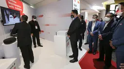 Gubernur DKI Jakarta, Anies Baswedan meninjau booth ericsson pada peluncuran layanan 5G Indosat Ooredoo di Jakarta Kamis (26/8/2021). Layanan 5G akan memberdayakan berbagai use case yang menawarkan potensi untuk merevolusi industri manufaktur kota hingga konten digital.(Liputan6.com/Fery Pradolo)