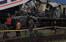 FOTO: Begini Kondisi KA Turangga dan KA Bandung Raya Usai Tabrakan Maut di Cicalengka Bandung