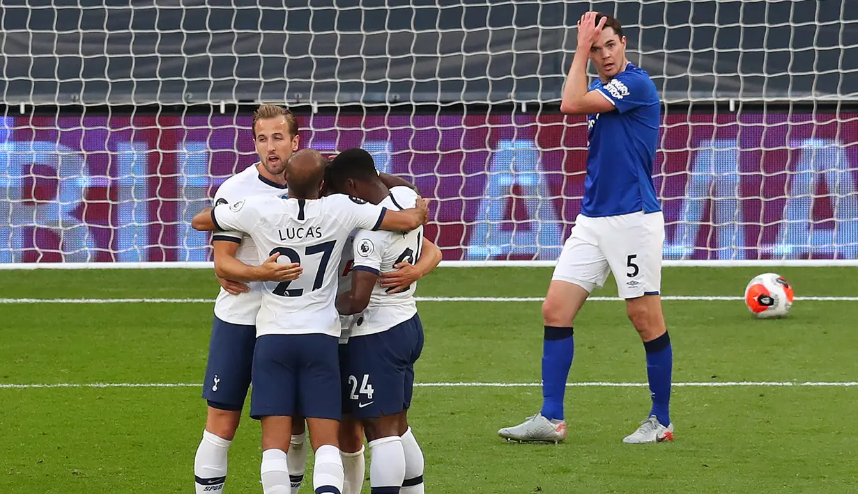 Pemain Tottenham Hotspur merayakan gol ke gawang Everton pada laga lanjutan Premier League di Tottenham Stadium, Selasa (7/7/2020) dini hari WIB. Tottenham menang 1-0 atas Everton. (AFP/Catherine Ivill/pool)
