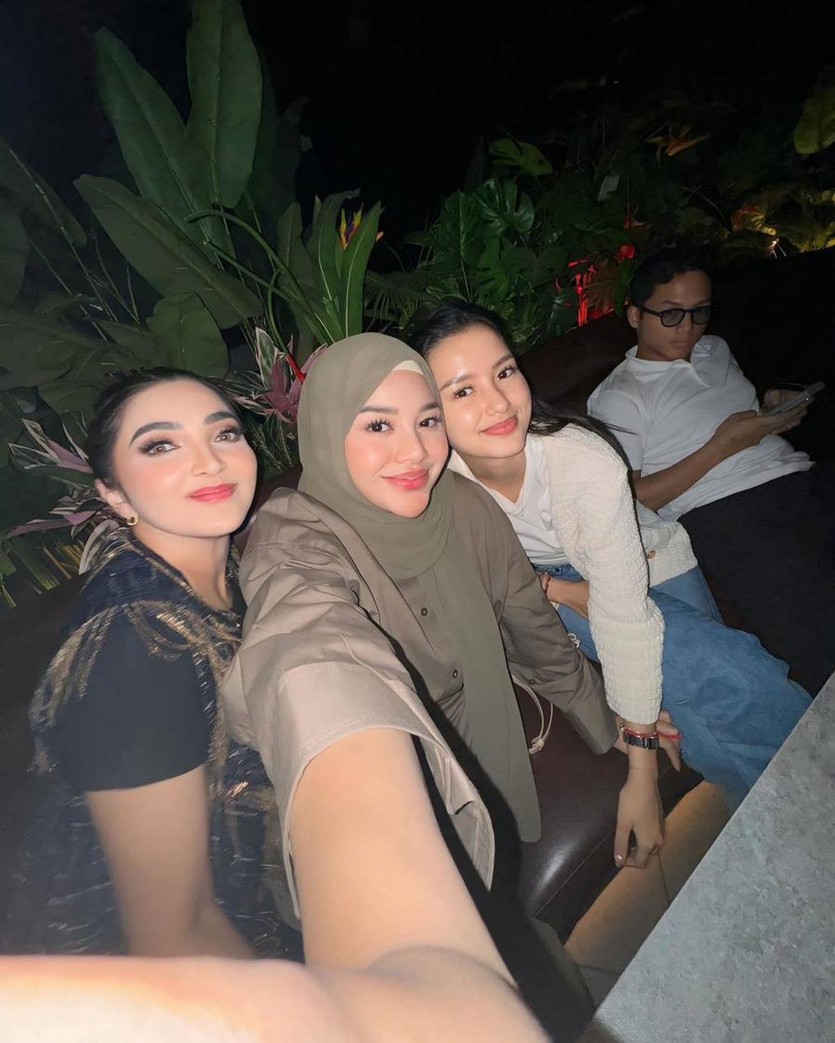 "Senang banget karena @ssarah_menzel rajin, sebelum nikah mau selesaikan kuliahnya dulu di luar negeri," tulis Aurel Hermansyah di keterangan unggahannya.&nbsp;