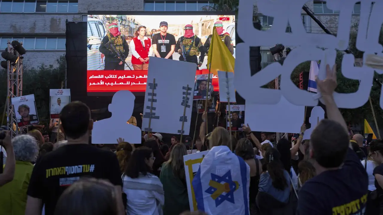 Orang-orang menonton siaran langsung pembebasan sandera, tentara Israel warga AS Edan Alexander saat dari Hamas di Gaza, di sebuah plaza yang dikenal sebagai hostages square di Tel Aviv, Senin, 12 Mei 2025. (AP/Oded Balilty)