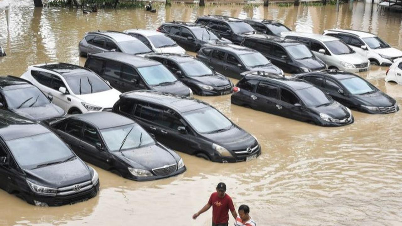 Ini Cara yang Wajib Dilakukan usai Mobil Terendam Banjir