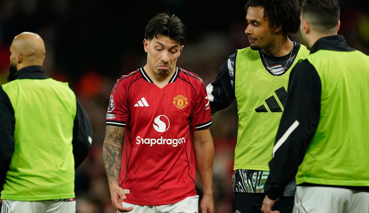 MU tak mampu mengejar ketertinggalan meski sempat memperkecil skor 1-2 akibat kalah jumlah pemain. (AP Photo/Dave Thompson)