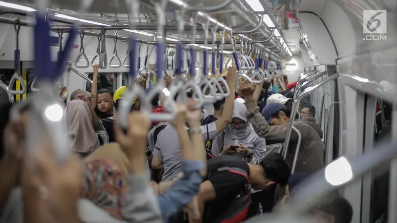 Antusiasme Warga Naik MRT Jakarta
