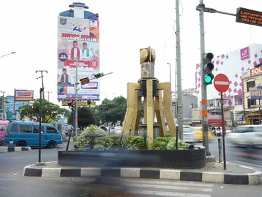 Kondisi lalu lintas di lampu merah persimpangan Ramanda, Depok, Jawa Barat, Rabu (14/8/2019). Lampu merah tersebut nantinya akan menjadi lokasi pemutaran lagu berjudul Tiblantas yang dinyanyikan Wali Kota Depok Mohammad Idris. (Liputan6.com/Immanuel Antonius)