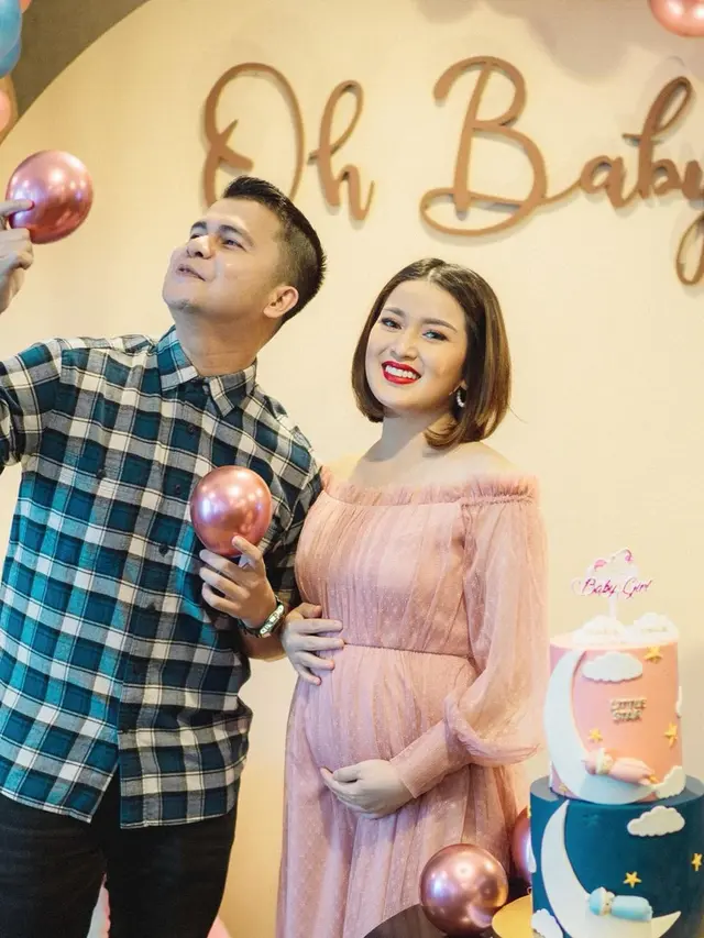 Rosiana Dewi dan Handika Pratama gelar tasyakuran kehamilan dan gender reveal