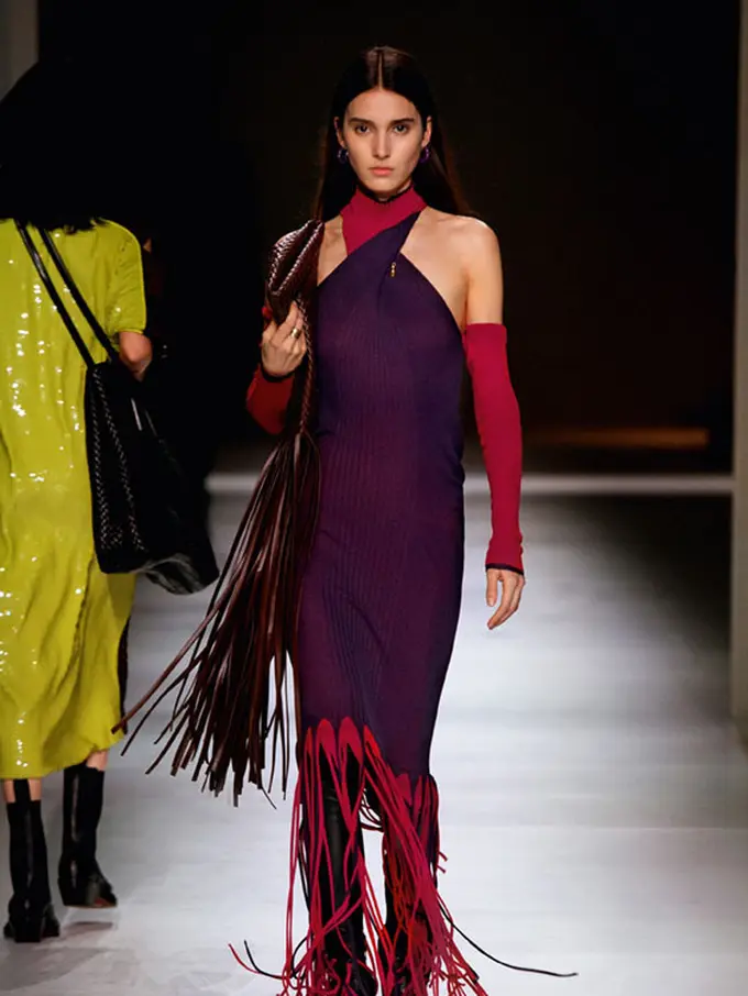 Modernitas dalam Koleksi Tas dan Pakaian di Bottega Veneta Fall 2020