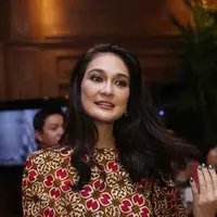 "Apa saja yang bikin duit. Mau syuting atau bisnis yang penting mengasilkan. Saya lagi coba-coba bikin usaha kecil yang baru-baru lah, ya bikin apa ya," kata Luna Maya, di kawasan Menteng, Jakarta Pusat, Kamis (11/5/2017). (Nurwahyunan/Bintang.com)