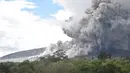 Awan panas disertai material vulkanik keluar dari kawah Gunung Sinabung, Karo, Sumatera Utara (1/11). (AFP Photo/Satar Ginting)