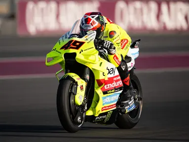 Pembalap Pertamina Enduro VR46, Fabio Di Giannatonio memacu motornya saat tes pramusim MotoGP 2024 di Lusail International Circuit, Doha, Qatar, Selasa (20/02/2024) waktu setempat. (Dok. Pertamina Enduro VR46 Racing Team)