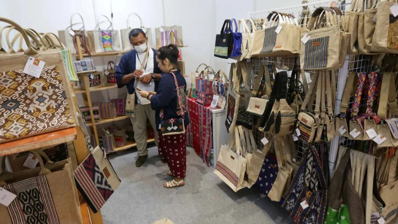 Presiden Joko Widodo (Jokowi) resmi membuka pameran Inacraft on October 2023 di Jakarta, Rabu (4/10/2023). Pameran kerajinan terbesar di Asia Tenggara ini selalu konsisten menampilkan kreasi terbaik dari tahun ke tahun.