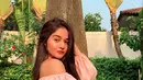 Kerap tampil ikonik dengan rambut panjangnya, sosoknya yang memiliki keturunan India ini selalu terlihat menawan. Beberapa kali ia pun menjalani berbagai pemotretan dan ada pula yang menganakan busana bergaya India.  (Liputan6.com/IG/@jasmineelfirabs)