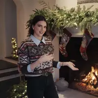 Kendall Jenner, menunjukkan dekorasi Natal di rumah mewahnya di Los Angeles kepada para penggemar dalam video tur rumah terbaru Architectural Digest. [Foto: Instagram/ Kendall Jenner]