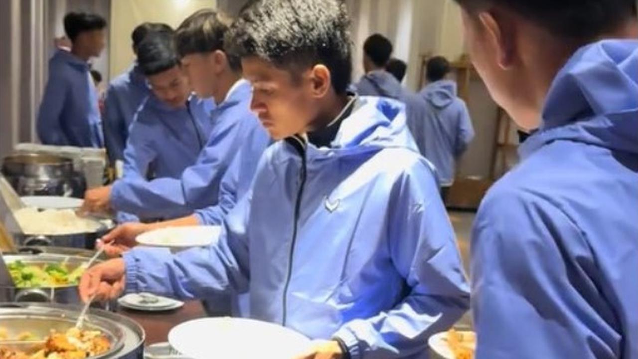 Sebelum Tahan Imbang Timnas Indonesia di Piala AFF 2024,  Pemain Laos Antusias Antre Makan Prasmanan di Hotel