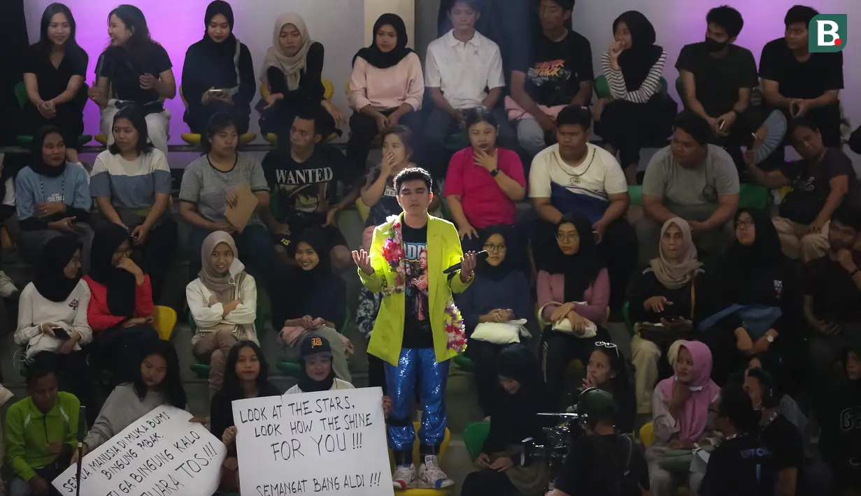 Selebritas Aldi Taher berdoa sebelum laga tenis meja Turnamen Olahraga Selebriti Indonesia (TOSI) melawan Rizky Billar di GOR UNJ, Jakarta, Minggu (16/07/2023). Aldi Taher kalah tiga set langsung dari Rizky Billar dengan skor 12-21, 15-21, 11-21. (Bola.com/Bagaskara Lazuardi)