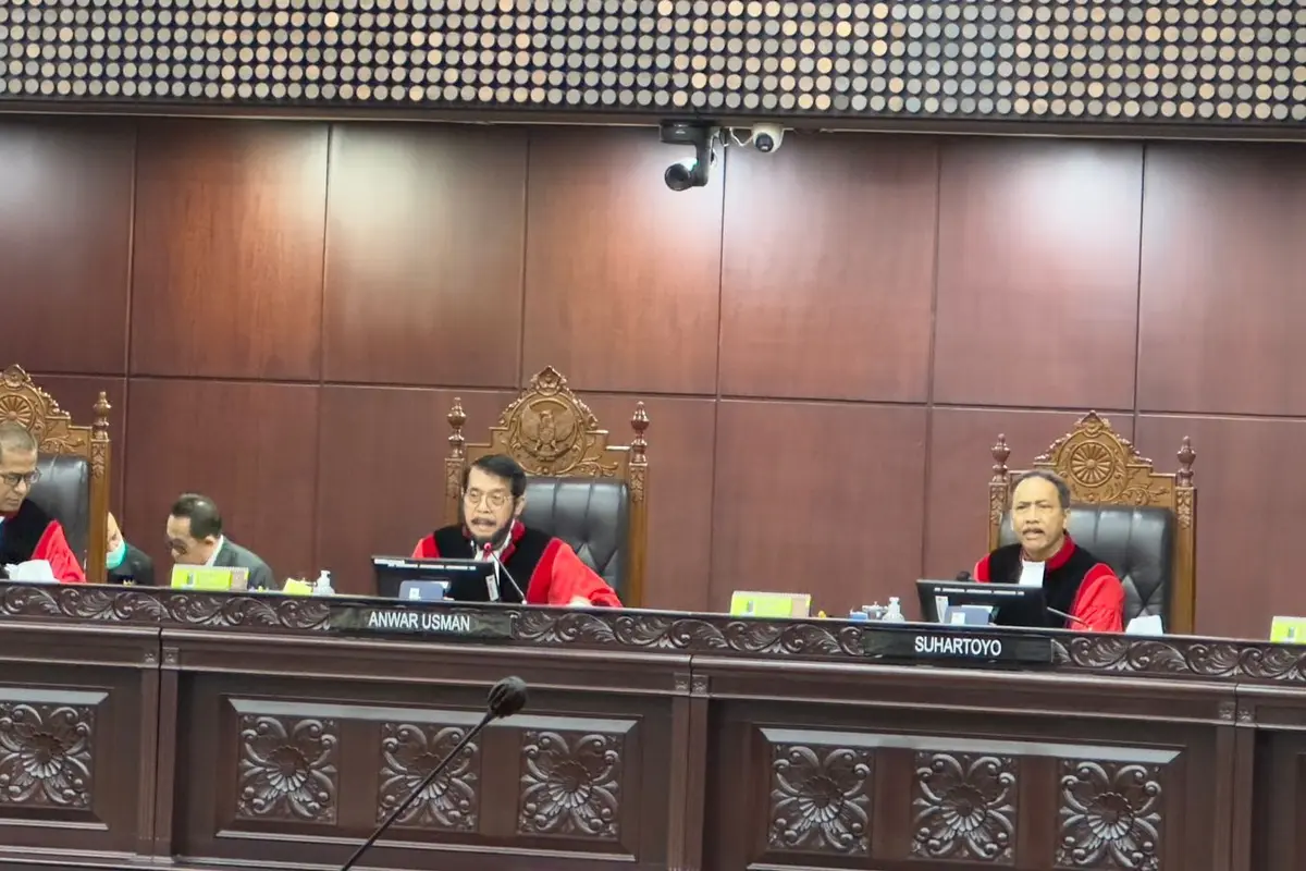 Mahkamah Konstitusi (MK) memutuskan mengabulkan penarikan kembali atau pencabutan gugatan uji materil Pasal 169 huruf q Undang-Undang Nomor 7 Tahun 2017 tentang Pemilu