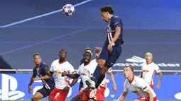 Pemain Paris Saint-Germain (PSG), Marquinhos, mencetak gol ke gawang RB Leipzig pada laga semifinal Liga Champions di Stadion The Luz, Rabu (19/8/2020). PSG menang dengan skor 3-0. (David Ramos/Pool via AP)