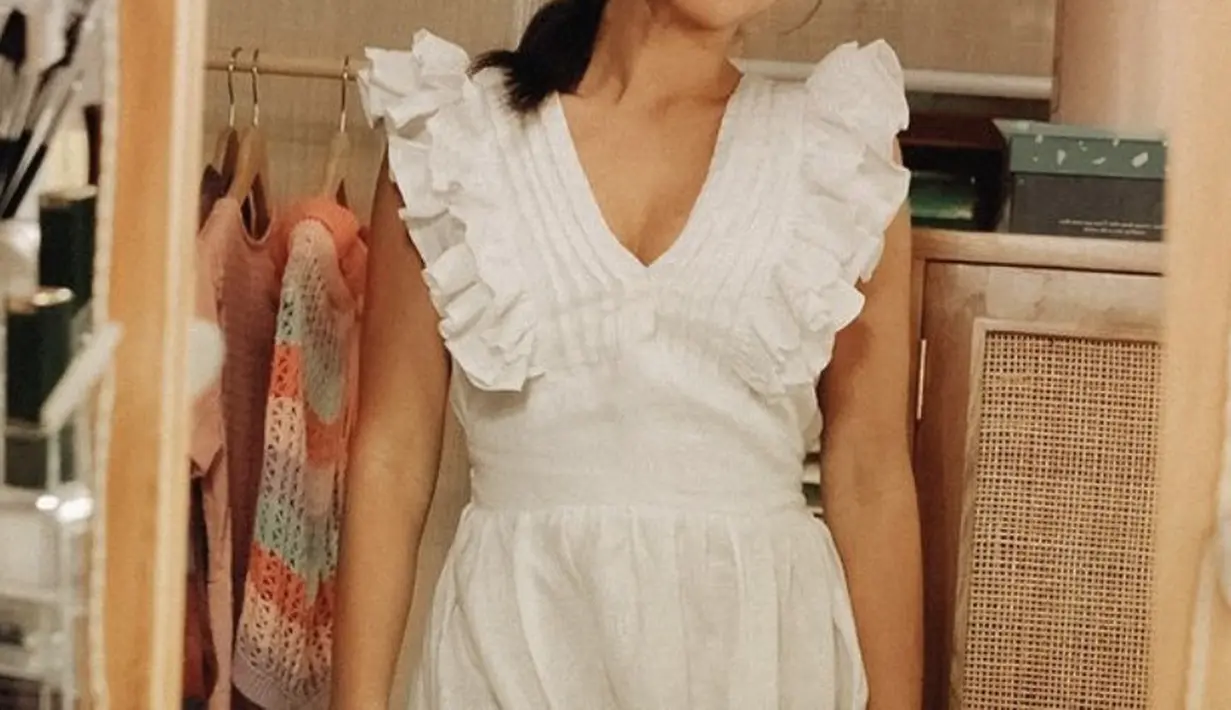 Kulit sehatnya berhasil menciptakan kesan memikat pada gayanya.  [Foto: Instagram/ Valerie Thomas]