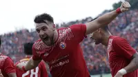 Striker Persija, Marko Simic, melakukan selebrasi usai mencetak gol ke gawang Mitra Kukar pada laga perempat final Piala Presiden di Stadion Manahan, Solo, Minggu, (4/2/2018). Persija menang 3-1 atas Mitra Kukar. (Bola.com/M Iqbal Ichsan)